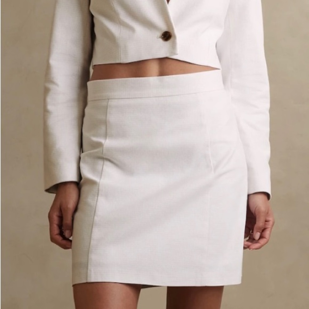 NWT BANANA REPUBLIC pencil skirt .Color:Transition Cream. Size 10.